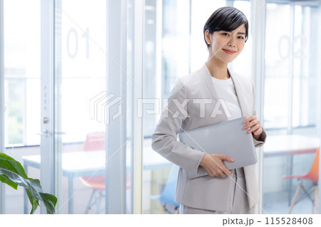 ビジネス ノートパソコンを持っている女性のポートレート ビジネス ノートパソコンを持っている女性のポートレート 115528408
