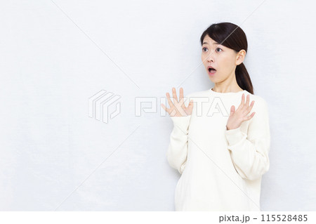 ビックリおどろく女性 115528485