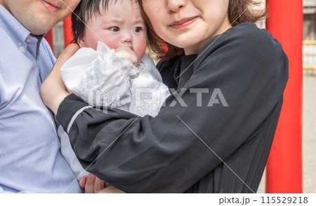 【両親とお宮参りの赤ちゃんと赤い鳥居】 【両親とお宮参りの赤ちゃんと赤い鳥居】 115529218