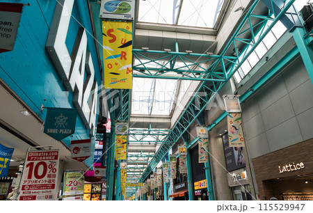 吉祥寺　広すぎる吉祥寺サンロード　夏晴れの青空　東京都武蔵野市 115529947