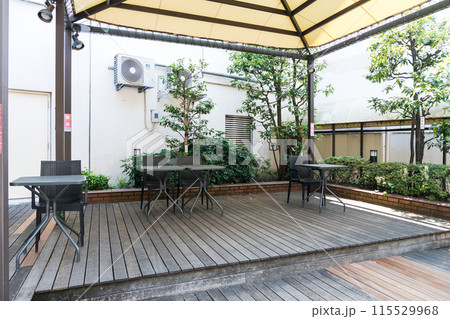 吉祥寺　カフェテラス　夏晴れの青空　東京都武蔵野市 115529968