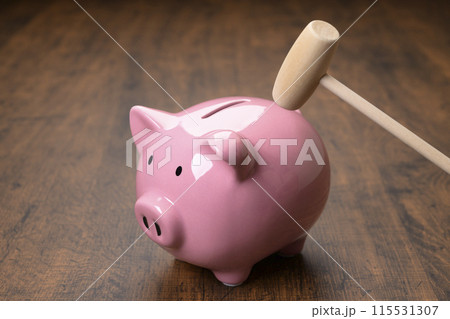 ブタの貯金箱とハンマー 115531307