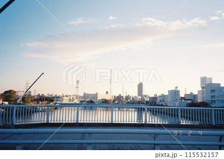 フィルムカメラで撮る橋の上からの眺め 115532157