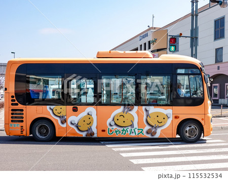 JR芽室駅前を走る じゃがバス（北海道芽室町） 115532534