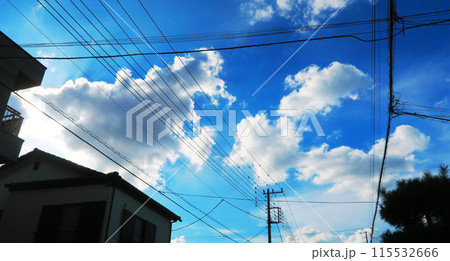 住宅街の電線と電信柱と青空と雲の風景 住宅街の電線と電信柱と青空と雲の風景 115532666