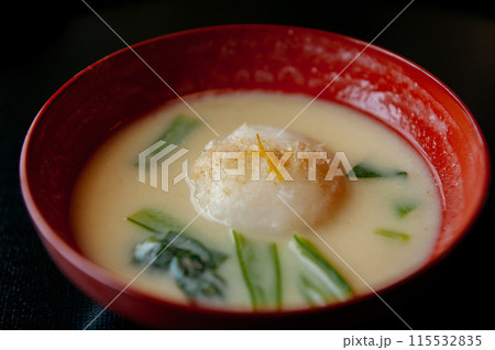 日本料理の汁物、白味噌の味噌汁 日本料理の汁物、白味噌の味噌汁 115532835