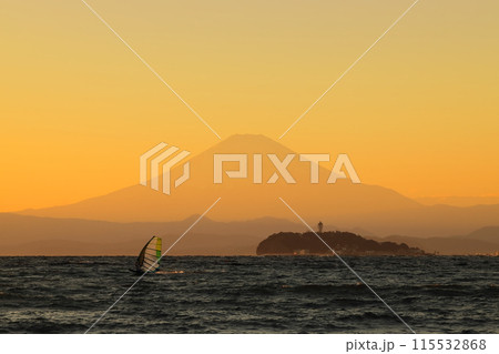 夕暮れの逗子海岸から望む、富士山と江の島のシルエット 115532868
