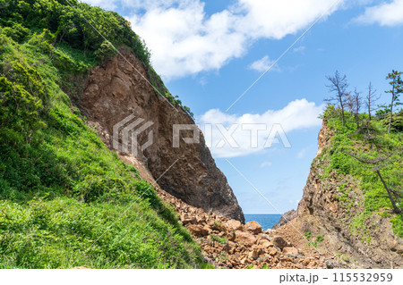 地震による土砂崩れでVの字に避けた陸地 115532959