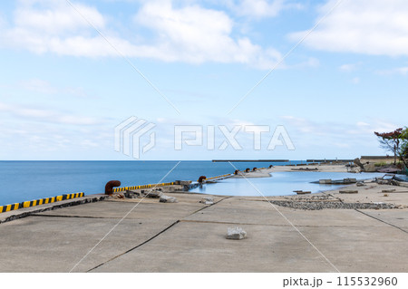 地震による地盤沈下で陸地が撓み海水が入り込んでいる船着場 地震による地盤沈下で陸地が撓み海水が入り込んでいる船着場 115532960
