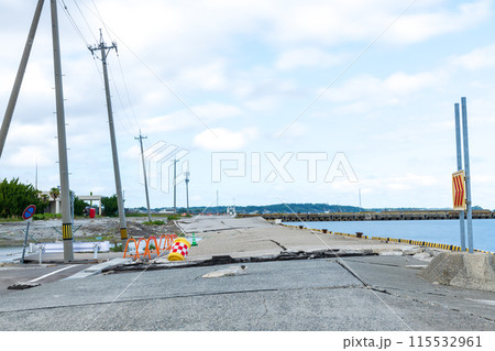 地震による液状化で大きな被害を受けた船着場 地震による液状化で大きな被害を受けた船着場 115532961