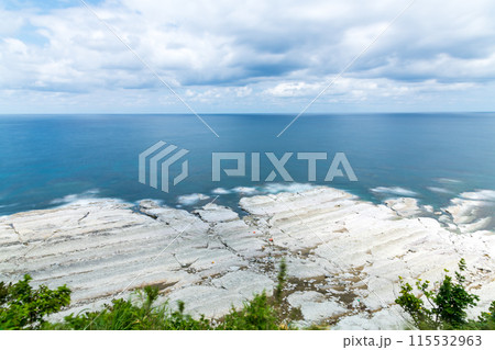 地震によって海底が隆起した白い海岸線 115532963