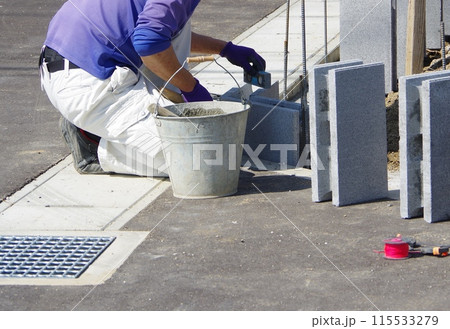 宅地の土留めとヘンスの土台を組み立てる様子 115533279