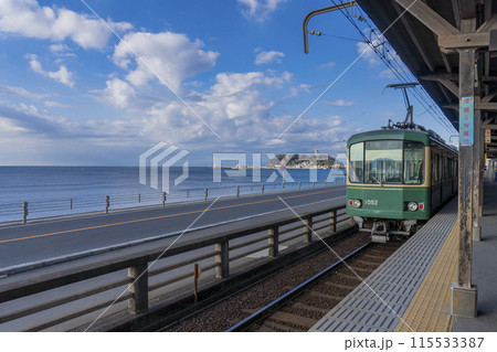 【神奈川県・鎌倉市】湘南の海を走る江ノ電と江ノ島／鎌倉高校前駅 115533387
