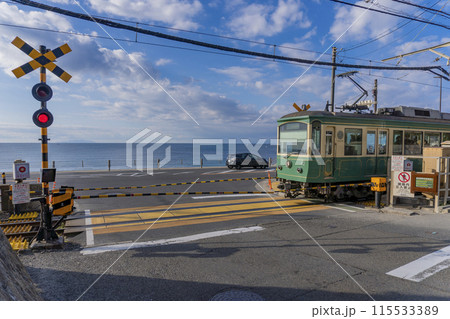 【神奈川県・鎌倉市】湘南の海を走る江ノ電／鎌倉高校前駅の踏切 115533389