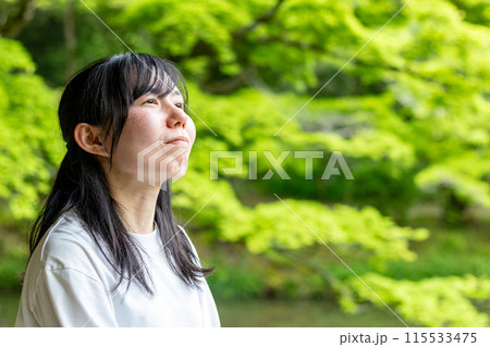 笑顔の20代女性 115533475