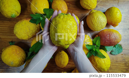 Frame with wooden brown background and lemons in a circle Frame with wooden brown background and lemons in a circle 115533479