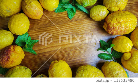 Frame with wooden brown background and lemons in a circle 115533480