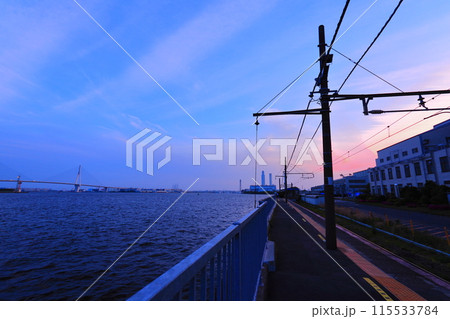 海芝浦駅の夕闇迫る風景 JR東日本鶴見線(海芝浦支線)の駅 海に面した駅の夕景にベイブリッジ 海芝浦駅の夕闇迫る風景 JR東日本鶴見線(海芝浦支線)の駅 海に面した駅の夕景にベイブリッジ 115533784