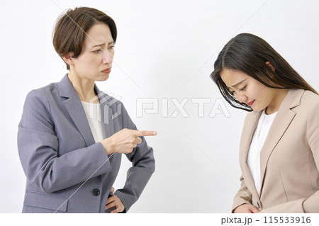 パワハラ　部下を叱る上司　白背景 115533916