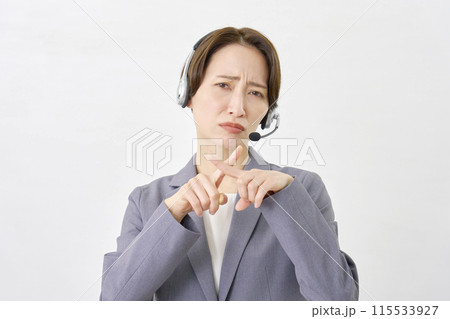 手でばつ印のジェスチャーをするオペレーター 白背景 手でばつ印のジェスチャーをするオペレーター 白背景 115533927