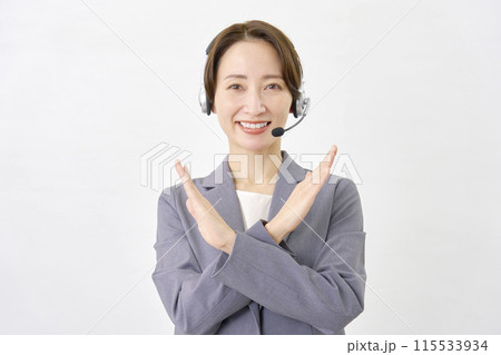手でばつ印のジェスチャーをするオペレーター　白背景 115533934