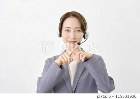 手でばつ印のジェスチャーをするオペレーター 白背景 手でばつ印のジェスチャーをするオペレーター 白背景 115533936