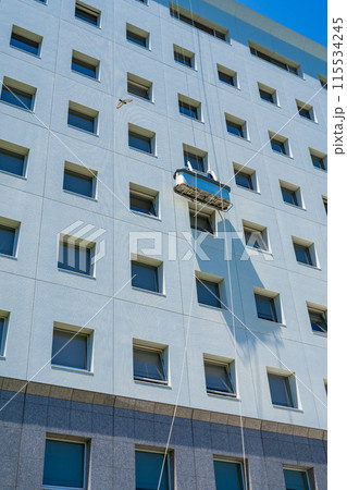 ゴンドラによる高所の窓ガラス清掃 ゴンドラによる高所の窓ガラス清掃 115534245