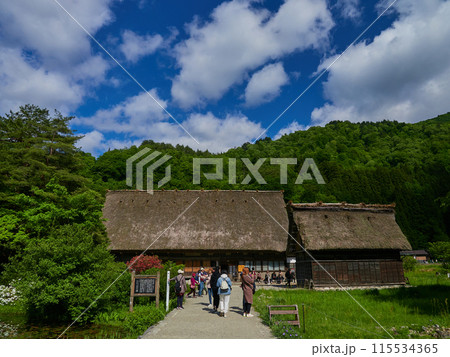 初夏の観光地白川郷の合掌造りの風景と観光客の姿 115534365