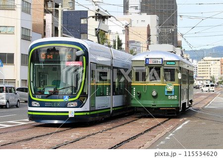 【広島電鉄】1000形と570形(宇品線:広電本社前電停) 【広島電鉄】1000形と570形(宇品線:広電本社前電停) 115534620