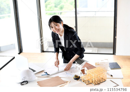 建築の設計をするスーツ姿のアジア人女性 115534798