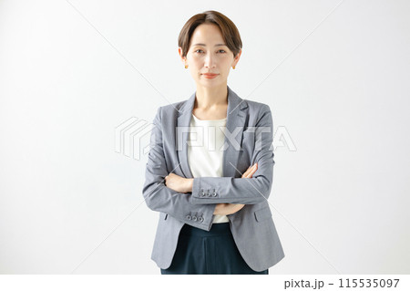 スーツを着た女性 115535097