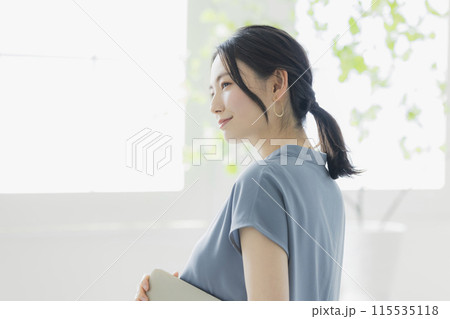 ノートパソコンを持つ女性　 115535118