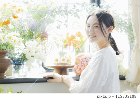 ブーケを持つ若い女性 ブーケを持つ若い女性 115535189