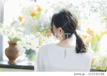 ブーケを持つ若い女性  115535190