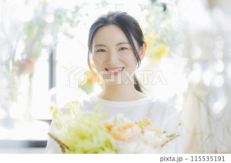 ブーケを持つ若い女性  115535191
