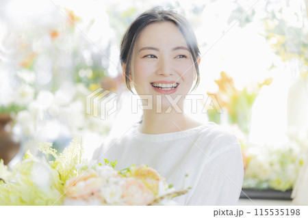 ブーケを持つ若い女性 ブーケを持つ若い女性 115535198