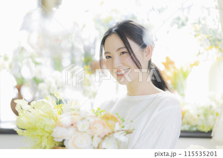 ブーケを持つ若い女性 ブーケを持つ若い女性 115535201