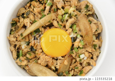 ごぼう入り鶏そぼろ丼卵黄のせ ごぼう入り鶏そぼろ丼卵黄のせ 115535218