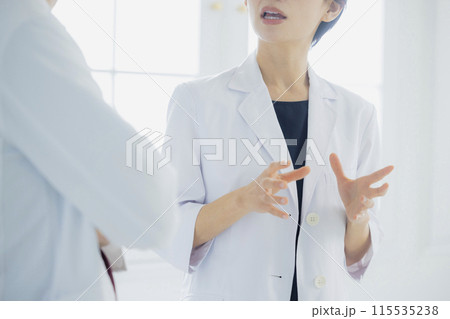 病院で働く医師と女医 病院で働く医師と女医 115535238
