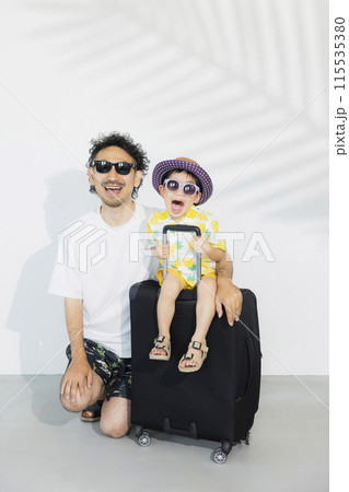 夏のバカンス旅行する父と息子 115535380