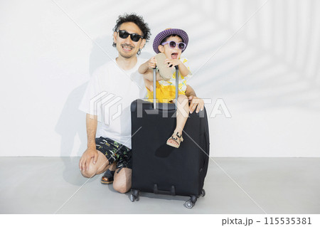 夏のバカンス旅行する父と息子 夏のバカンス旅行する父と息子 115535381
