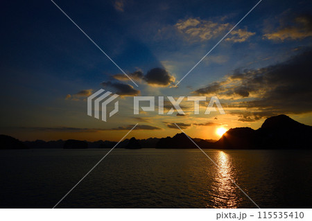 ベトナム、ハロン湾に海に沈む夕日 115535410