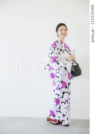 浴衣を着た女性 115535460