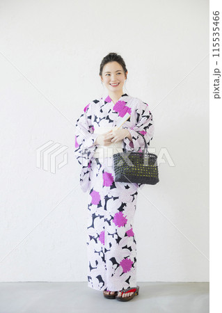 浴衣を着た女性 115535466