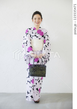 浴衣を着た女性 115535471