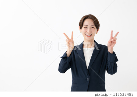ピースサインをする女性 115535485