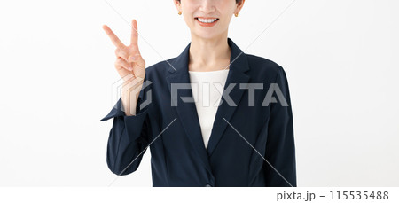 ピースサインをする女性 115535488