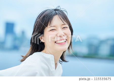 若い女性の屋外ポートレート 若い女性の屋外ポートレート 115535675