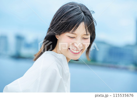 若い女性の屋外ポートレート 115535676