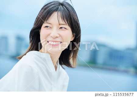 若い女性の屋外ポートレート 若い女性の屋外ポートレート 115535677